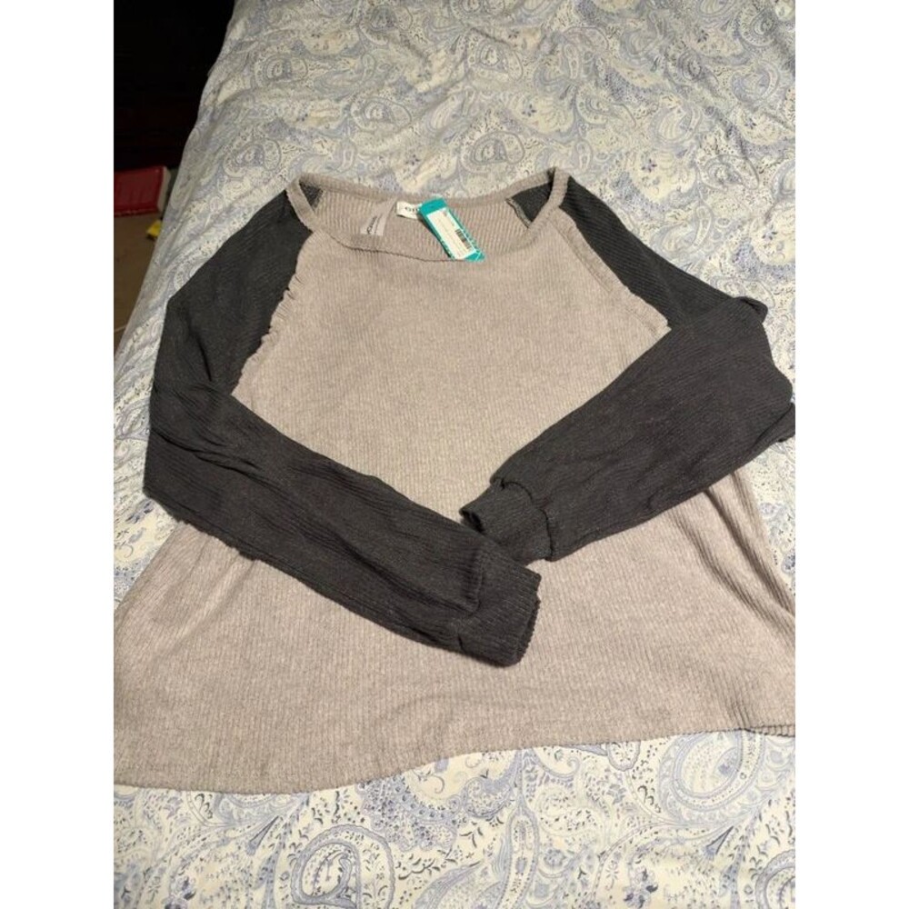 Gilli for Stitch fix Gemma ruffle detail L knit top